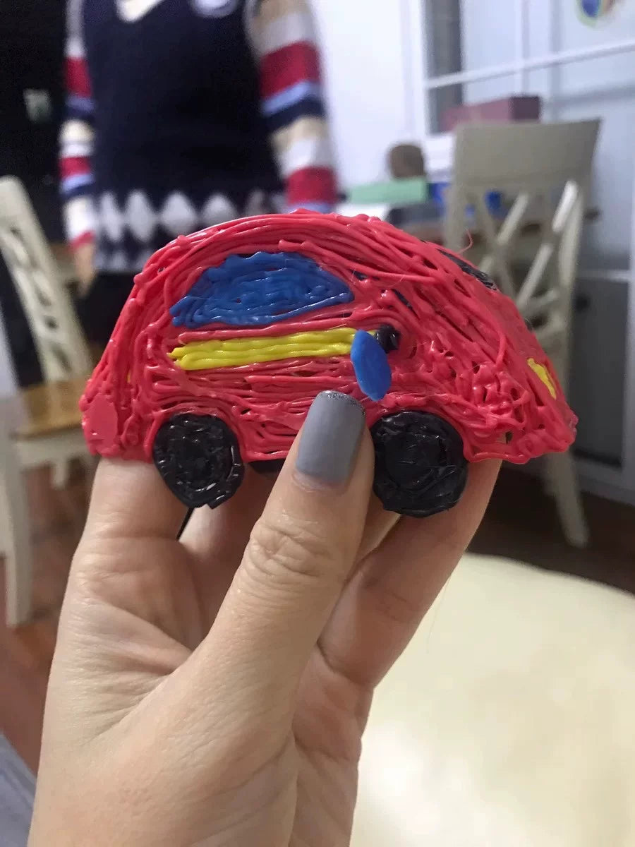 Une voiture rouge, roues comprises